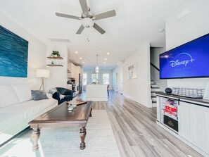 Smart TV, libros y estéreo 