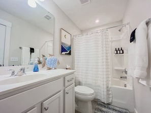 Hair dryer, towels - King Bed w/ Great Location, 15 Min to Downtown (North Charleston)