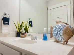 Hair dryer, towels - King Bed w/ Great Location, 15 Min to Downtown (North Charleston)