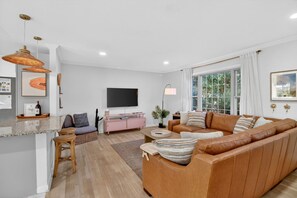 TV, fireplace, table tennis - The Low Tide - Hot Tub, Marsh View, Fire Pit (Charleston)