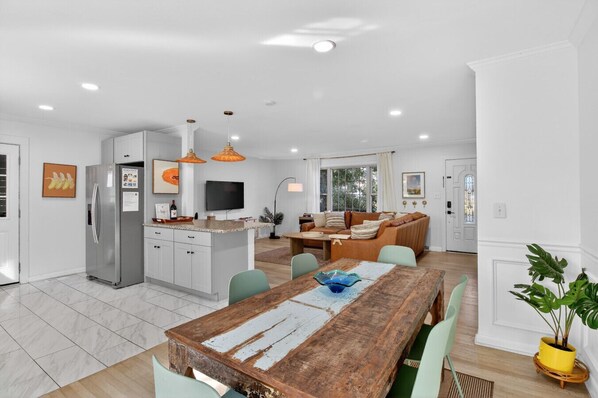 Interior - The Low Tide - Hot Tub, Marsh View, Fire Pit (Charleston)