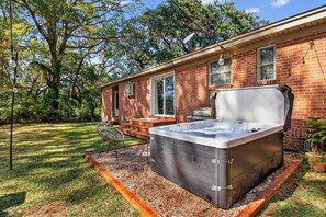 Terrace/patio - The Low Tide - Hot Tub, Marsh View, Fire Pit (Charleston)