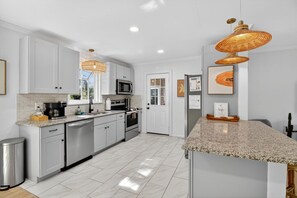 Fridge, microwave, oven, stovetop - The Low Tide - Hot Tub, Marsh View, Fire Pit (Charleston)