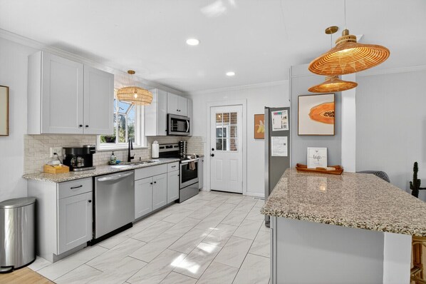 Køleskab, mikrobølgeovn, ovn, kogeplade