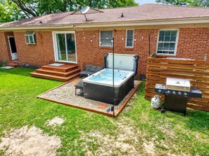 A house with a hot tub, barbecue grill, and a patio area. - The Low Tide - Hot Tub, Marsh View, Fire Pit (Charleston)