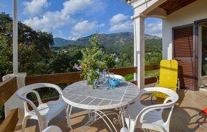 Outdoor dining - Lovely apartment in Sarrola Carcopino (Sarrola Carcopino)