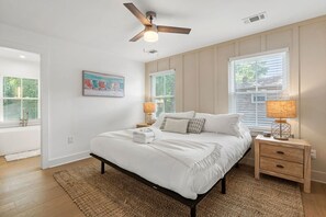 3 bedrooms, desk, iron/ironing board, free WiFi - Backyard Oasis with Fire Pit (Charleston)