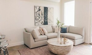 Smart-TV, bøker og stereoanlegg