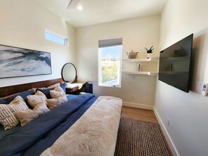 2 soverom, skrivebord, strykejern/-brett og wi-fi (inkludert)