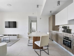Geladeira, micro-ondas, fogão, cooktop