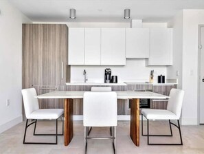 Fridge, microwave, oven, stovetop - Stay in Prime Brickell: Pool, Spa, and Gym Access (Miami)