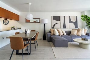 TV - Chic condo with parking, gym, pool and great view

 (Miami)