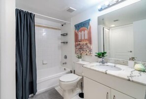 SĂšche-cheveux, serviettes fournies, savon, papier toilette