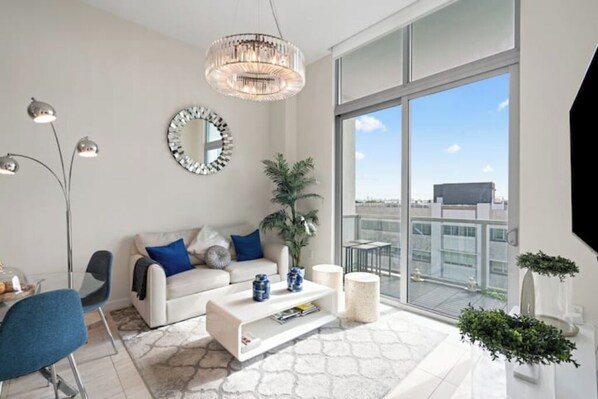 TV - Modern Design District Condo, Balcony, Pool, Gym (Miami)