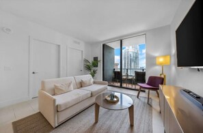 TV - Resort Style Condo in Downtown with Pool & Gym (Miami)