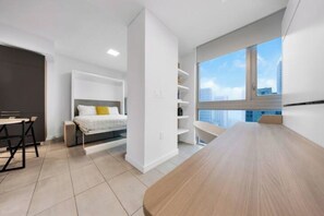 1 Schlafzimmer, Zimmersafe, Schreibtisch, Bügeleisen/Bügelbrett