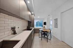 Fridge, microwave, oven, stovetop - Penthouse Studio in heart of Miami w pool & gym (Miami)