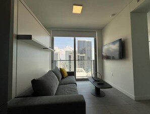 Smart TV - Penthouse Studio in heart of Miami w pool & gym (Miami)