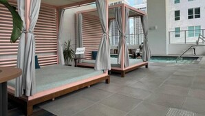 Outdoor pool - Penthouse Studio in heart of Miami w pool & gym (Miami)
