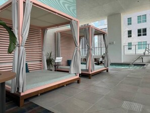 Outdoor pool - Penthouse Studio in heart of Miami w pool & gym (Miami)