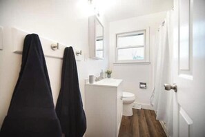 Sèche-cheveux, serviettes fournies, savon, papier toilette