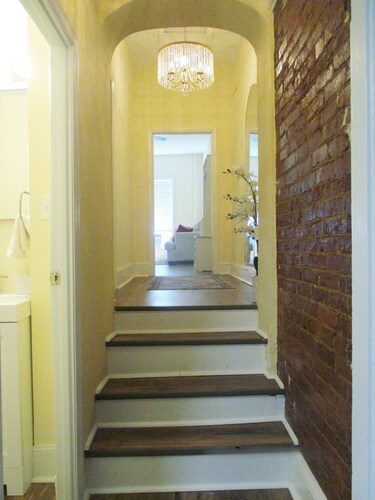 Spacious Downtown Frederick, 3 BR, Full Kitchen Off Street Parking