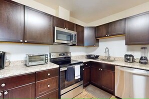 Private kitchen - Spacious Downtown Frederick, 3 BR, Full Kitchen Off Street Parking (Frederick)