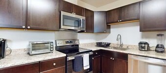 Spacious Downtown Frederick, 3 BR, Full Kitchen Off Street Parking
