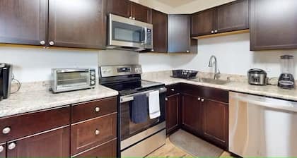 Spacious Downtown Frederick, 3 BR, Full Kitchen Off Street Parking