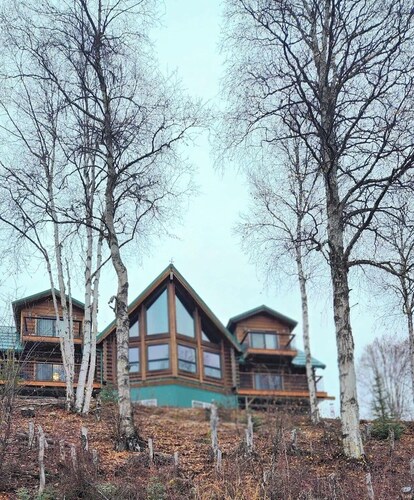 6-bedroom Lakefront Lodge on 10 acres w/wifi only 13 miles to downtown Talkeetna