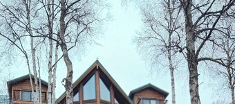 6-bedroom Lakefront Lodge on 10 acres w/wifi only 13 miles to downtown Talkeetna