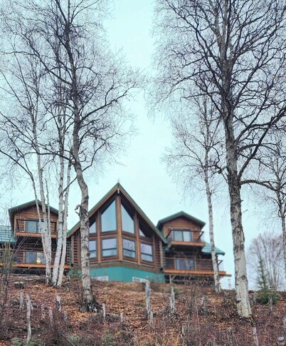 6-bedroom Lakefront Lodge on 10 acres w/wifi only 13 miles to downtown Talkeetna