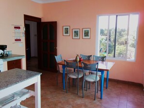 Classic-Apartment, Balkon, Gartenblick | Essbereich im Zimmer