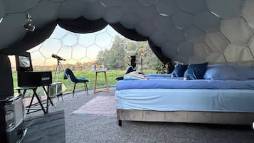 1 bedroom, bed sheets