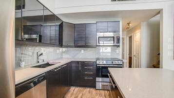 Een koelkast, een microgolfoven, een oven, een kookplaat