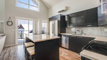 Een koelkast, een magnetron, een oven, een kookplaat