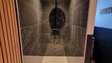 Serviettes fournies, papier toilette