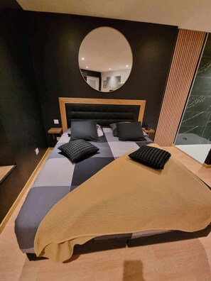 1 chambre, lit parapluie, Wi-Fi gratuit, draps fournis