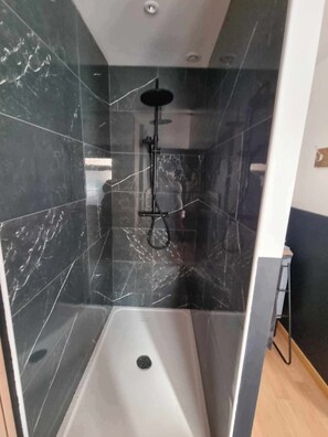 Toallas y papel de baño 