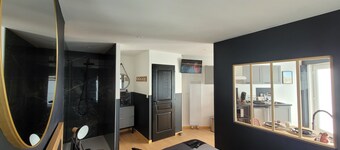 The black tendance, maxi studio hyper center, 1km from train station, tourism/business