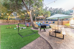 Property grounds - Party Pad! Sleeps 18, Arcade, Turf Sport Court, Stock Tank Pool, Heart of ATX! (Austin)