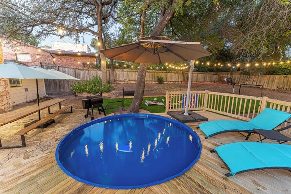 Outdoor spa tub - Party Pad! Sleeps 18, Arcade, Turf Sport Court, Stock Tank Pool, Heart of ATX! (Austin)