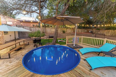 Party Pad! Sleeps 18, Arcade, Turf Sport Court, Stock Tank Pool, Heart of ATX!