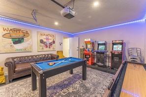 Game room - Party Pad! Sleeps 18, Arcade, Turf Sport Court, Stock Tank Pool, Heart of ATX! (Austin)