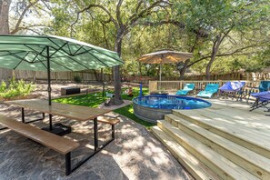 Outdoor dining - Party Pad! Sleeps 18, Arcade, Turf Sport Court, Stock Tank Pool, Heart of ATX! (Austin)