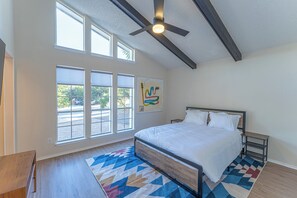 6 bedrooms, WiFi, bed sheets - Party Pad! Sleeps 18, Arcade, Turf Sport Court, Stock Tank Pool, Heart of ATX! (Austin)