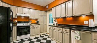 Charming Montreat Cottage Near DT Black Mtn | Walk to Hiking