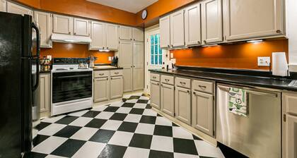 Charming Montreat Cottage Near DT Black Mtn | Walk to Hiking