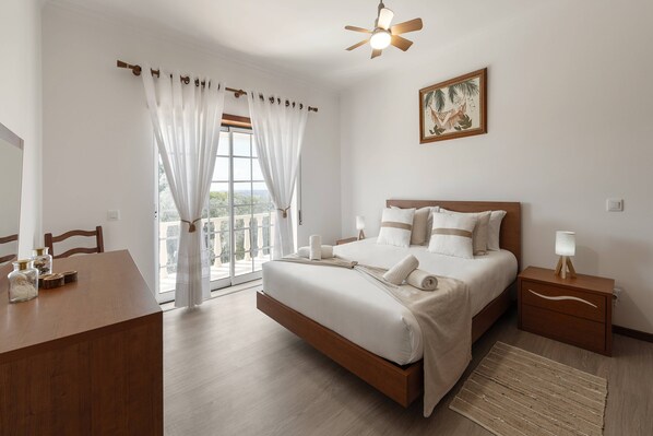 4 bedrooms, iron/ironing board, travel cot, Internet