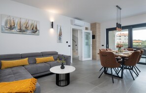 Smart TV, table tennis - Awesome home in Stinjan with WiFi (Stinjan)